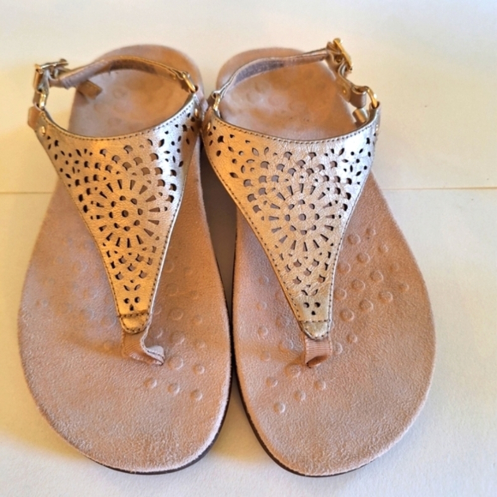 Vionic Gold T strap Sandals Size 6.5 Podiatrist Design Very Good Condition